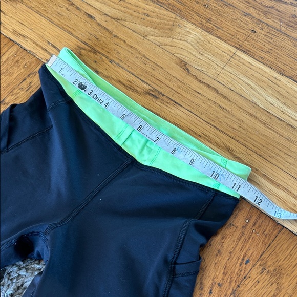 Lululemon Run Mod Moves Crop or Speed Up Crop in Black & Zippy Neon Green Size 2 - Picture 5 of 10